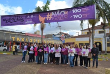 Panfletagem no Largo do Mercado destaca campanha contra a violência feminina