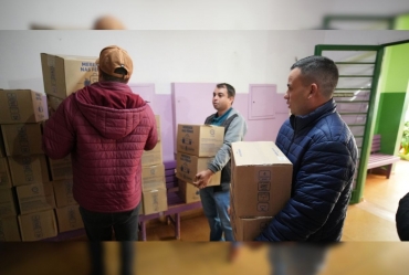 Prefeitura de Taquarituba entrega cestas de alimentos de férias para 2.248 alunos da rede municipal