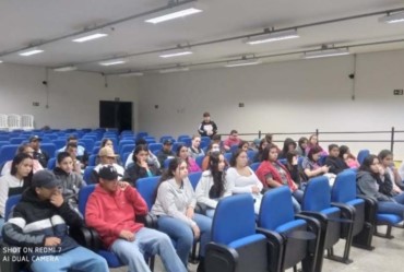 Assistência Social leva jovens de Fartura à ETEC de Taquarituba