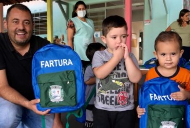 Educação entrega mochilas, estojos e Kits Escolares para alunos de centros filantrópicos