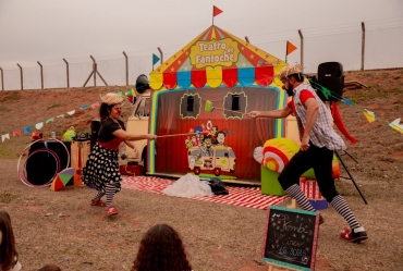 Cultura sobre rodas: palhaços Tampa e Panela se apresentam em Iaras