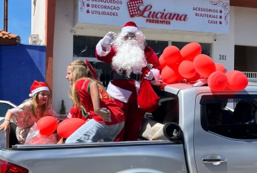 Papai Noel anima clientes no Supermercado São Francisco