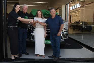 Sicredi Norte Sul entrega RAM 3500 à ganhadora do sorteio final da promoção de 40 anos “Nossa História Conta Com a Sua”
