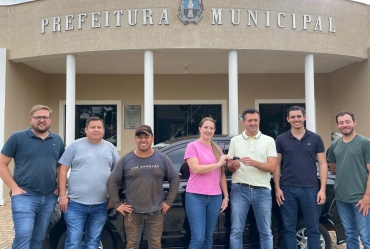 Câmara de Taguaí doa veículo e diversos bens à Prefeitura