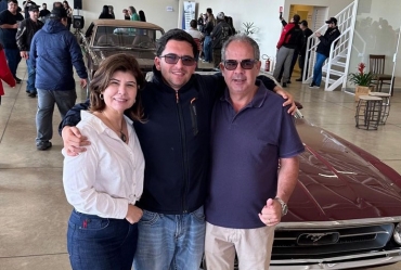 Encontro de Carros Antigos marca 57 anos da Fartura Veículos