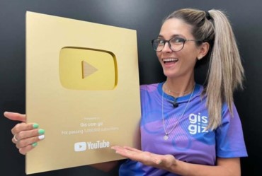 Farturense recebe placa dourada do YouTube por 1 milhão de inscritos 