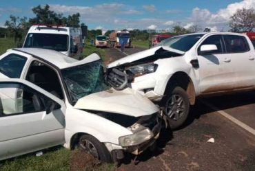 Acidente envolvendo quatro veículos na SP-255 deixa duas pessoas feridas