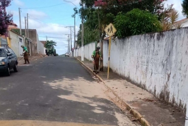 Prefeitura de Cel Macedo realiza serviços de roçada na cidade