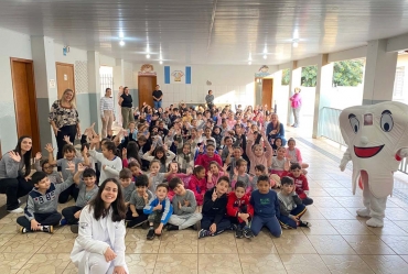 Saúde de Taguaí entrega Kits de Saúde Bucal nas escolas municipais