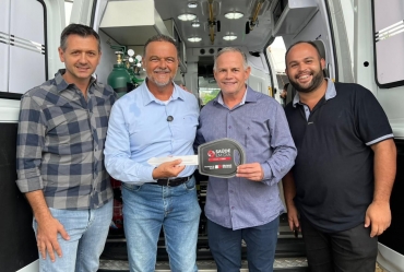 Prefeito Edinho Fundão e vice Rafael Corona de Taguaí  recebem nova ambulância do governo do Estado