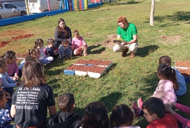 Alunos participam do plantio de hortaliças nas Escola Municipal Delmira Gobbo