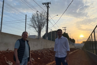 Prefeito e vice-prefeito acompanham obras no Estádio Municipal de Taguaí