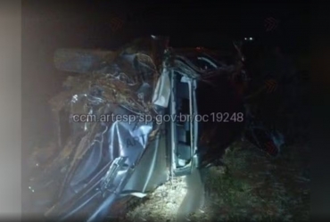 Motorista morre e carro fica destruído após capotamento na SP-255 em Itaí