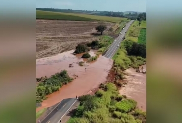 Fim de semana é marcado por rompimento de açude e alagamento na SP-249, entre Fartura e Taguaí