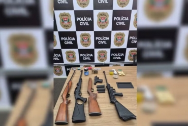 Polícia Civil apreende arsenal com espingardas, pistola e munições em Itapetininga