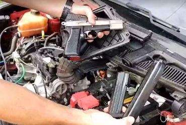 Casal é flagrado com armas escondidas em capô de carro em rodovia de Ourinhos