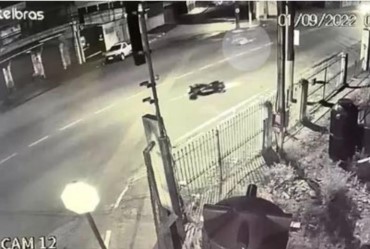 Motociclista fica ferido ao sofrer acidente e ser arrastado por cerca de 10 metros no asfalto em Capão Bonito