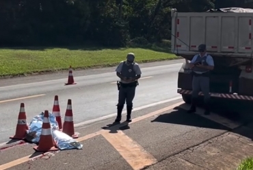 Homem morre atropelado pelo próprio caminhão na SP-255 em Avaré