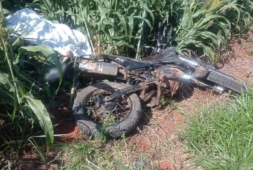 Motociclista morre ao bater de frente com caminhão em rodovia no interior de SP