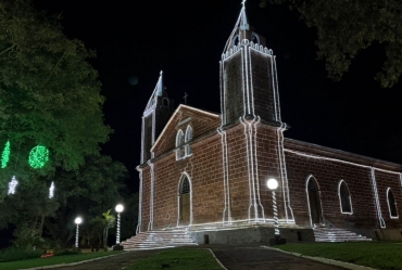 Programação de Natal e acender das luzes transformam Timburi