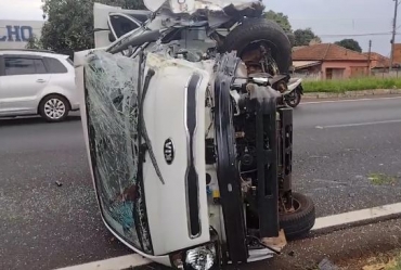 Caminhão tomba após bater em árvore na Rodovia Raposo Tavares