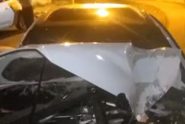 Frente de carro fica destruída após motorista bater em árvore em Avaré