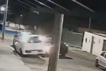 Motorista bate em carro estacionado, troca de lugar com passageiro e é 'esquecida' durante fuga em Avaré