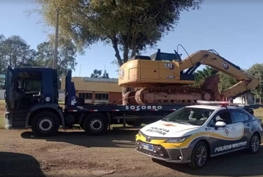 Motorista é preso em flagrante ao transportar retroescavadeira furtada em rodovia de Avaré