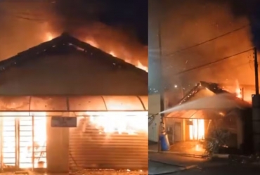 Casa pega fogo e mobiliza bombeiros e equipes da Defesa Civil em Timburi