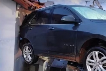 Adolescente pega carro do avô, bate e deixa veículo 'pendurado' em grade de posto de saúde em Piraju 