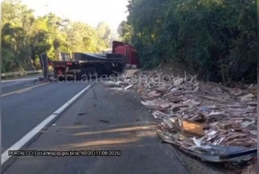 Carreta carregada com 11 toneladas de piso cerâmico tomba em rodovia de Avaré