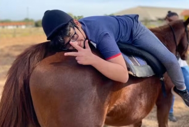 Mãe e filho com autismo fortalecem vínculo afetivo por meio de terapia com cavalos em Avaré