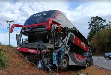 Acidente entre carro e ônibus de passageiros deixa mortos e feridos na Raposo Tavares em Itapetininga