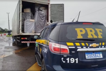 PRF apreende 450  caixas de cigarros contrabandeados na  BR-153 em Ourinhos