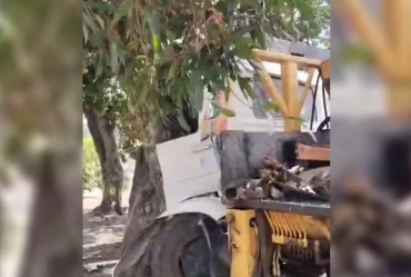 Caminhoneiro bate contra árvore e fica preso às ferragens após acidente em Piraju