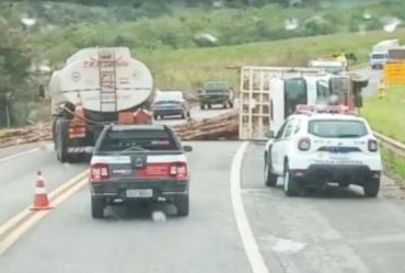 Caminhão carregado com tora de madeira tomba e rodovia fica parcialmente interditada em Itapeva