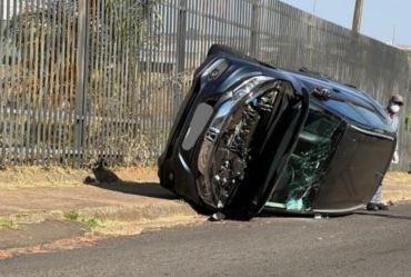 Carro tomba após colisão na região da Cecap em Botucatu