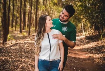 Corintiana e palmeirense que viralizaram com votos de casamento fizeram lista de presentes inspirada nos times rivais: 'Mais a nossa cara'