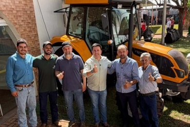Timburi conquista novo trator e garante R$ 150 mil em convênio estadual
