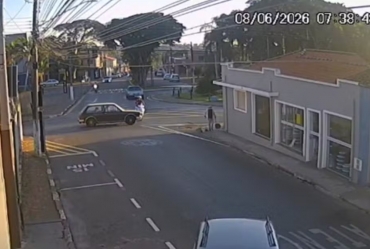 Motociclista é arremessada após colisão com carro em cruzamento de Capão Bonito