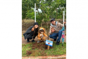Famílias participam de plantio de mudas frutíferas no Conjunto Habitacional Moacir Corrêa