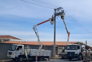 Motoristas que batem em poste de energia podem pagar de R$ 3 mil a R$ 14 mil por substituição