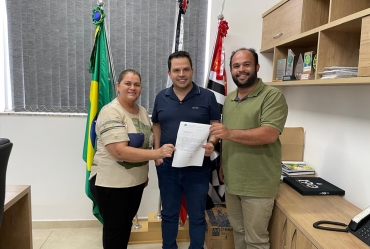 Prefeito Diego do Nino recebe assessor do deputado Luiz Carlos  Motta e vereadora Rita do Melancia para tratar de recursos da saúde