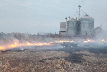 Defesa Civil combate incêndio de grandes proporções em vegetação no Distrito Industrial de Taquarituba