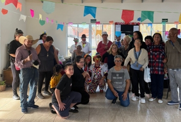 Moradores da Vila Dignidade de Avaré recebem visita da Associação Doutorlhaços