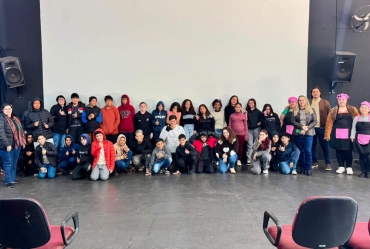 Estudantes de Sarutaiá visitam Museu Municipal e participam do Projeto Cinemão em Timburi