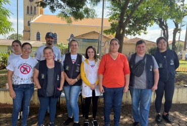 Agentes de saúde e setor de endemias promovem ação de orientação e prevenção na praça Adolfo Ramos em Sartutaiá