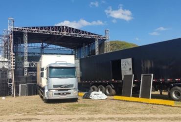 Fartura começa instalar mega estrutura do RockinFar 2022