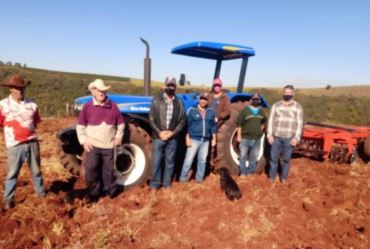 Timburi atende com maquinários produtores rurais do Banco da Terra