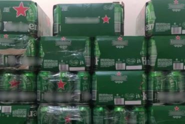 Homem tenta furtar mais de 200 latas de cerveja e diz à polícia que iria vendê-las para pagar pensão